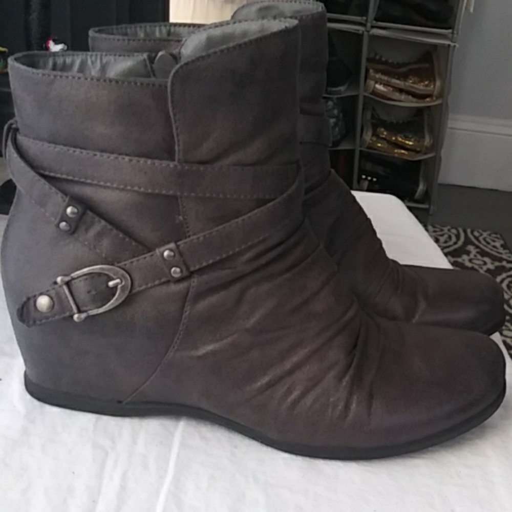 Baretraps gray bootie